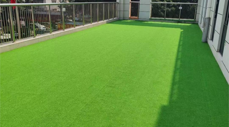 罗湖某幼儿园阳台人造草坪