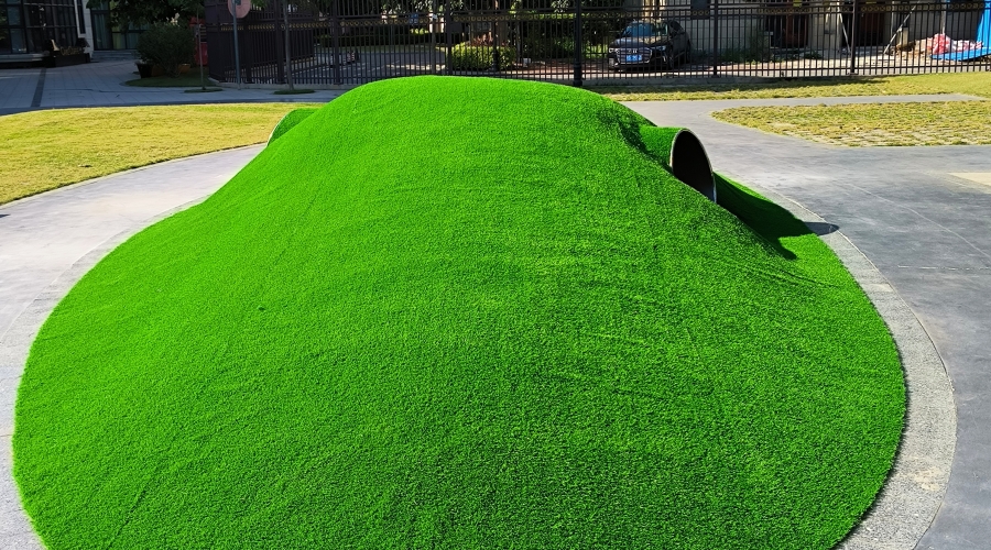 东莞某幼儿园创意地形人造草坪铺装