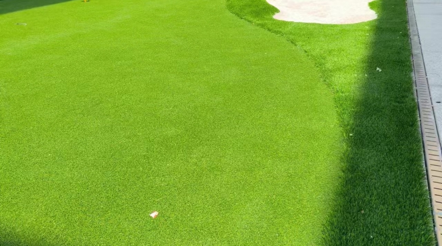 深圳南山科技园楼顶人造草果岭案例