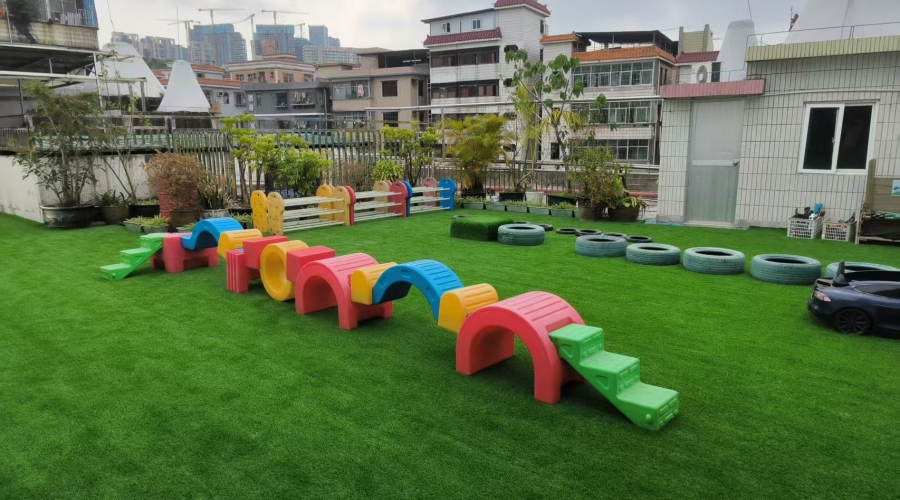 深圳龙华某幼儿园楼顶人造草坪