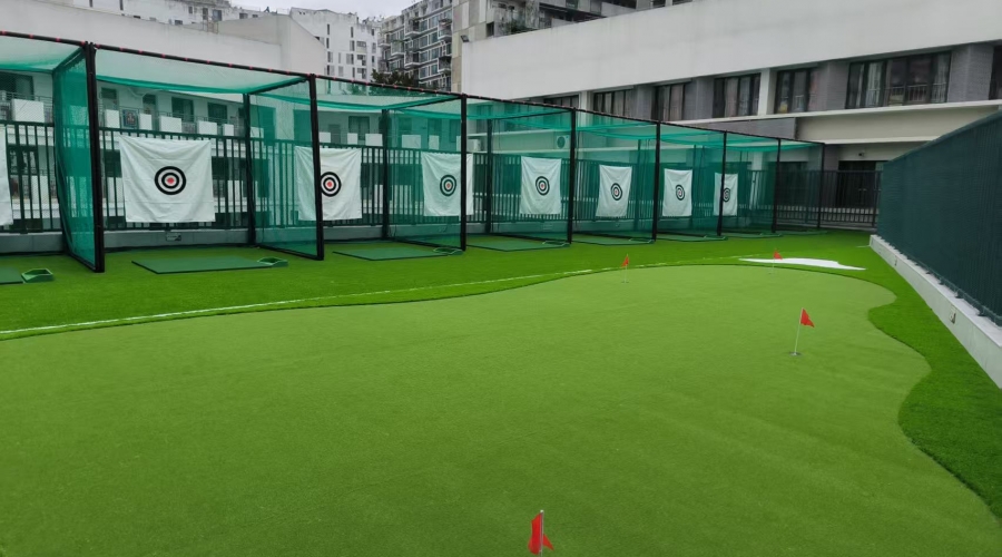深圳龙岗某学校楼顶高尔夫果岭项目